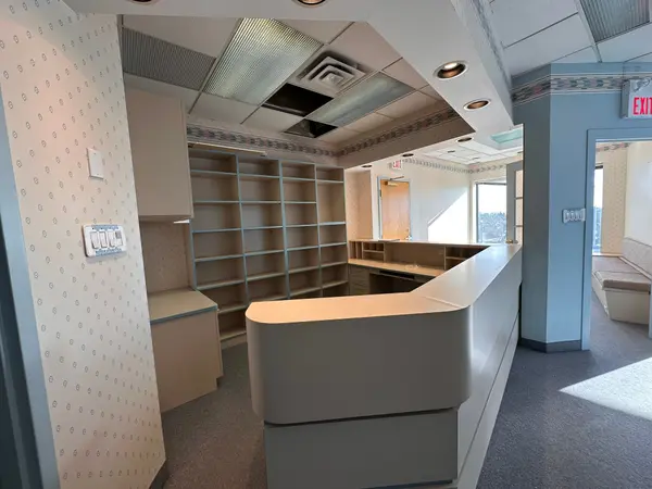 243 North Service RD W #301, Oakville, ON L6M 3E5