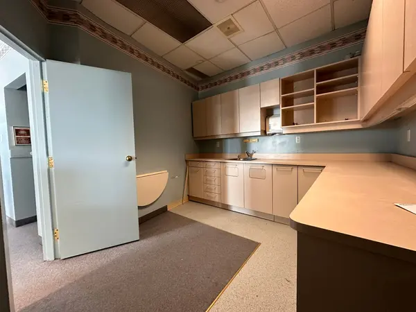 243 North Service RD W #301, Oakville, ON L6M 3E5