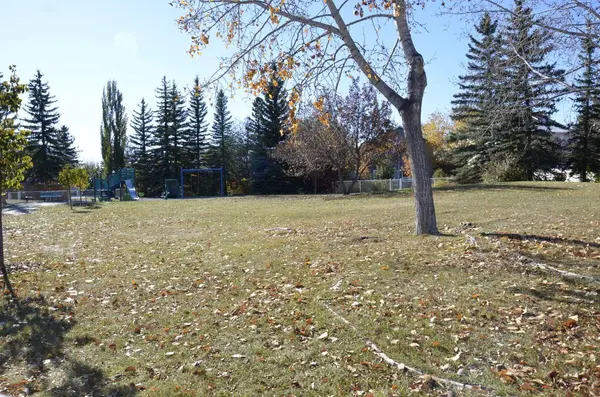 12 Shawbrooke CT SW, Calgary, AB T2Y 3G2