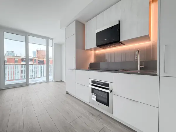 1 Fairview RD E #807, Mississauga, ON L5A 4C6