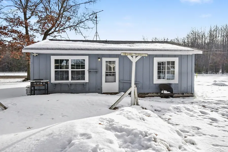 9757 N Cut RD, Higgins Twp, MI 48653