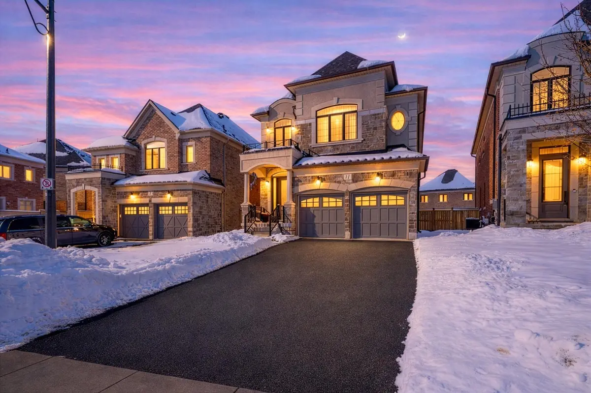 11 Botelho CIR, Aurora, ON L4G 3X2