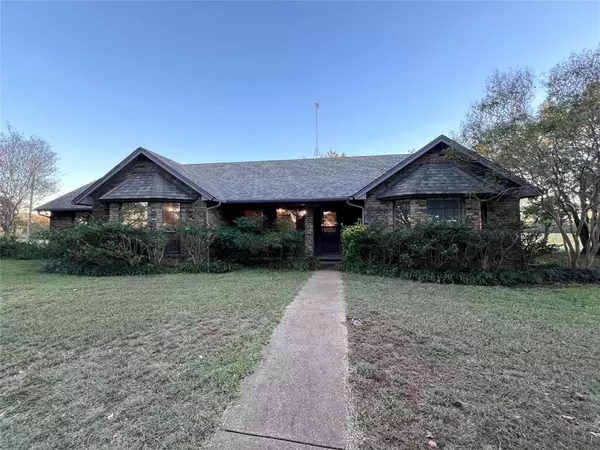 3901 S Nolan River Road, Cleburne, TX 76033
