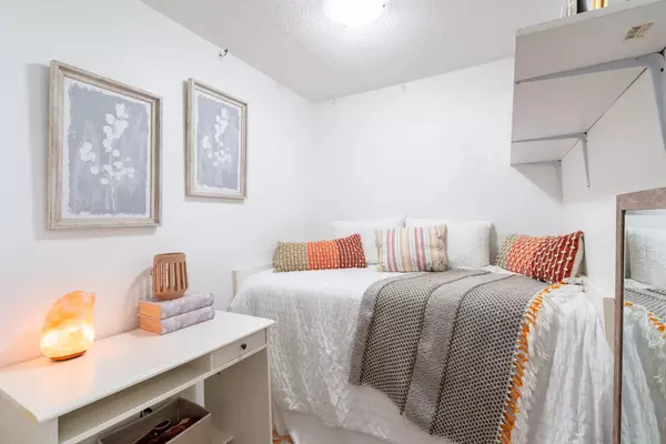 Toronto C08, ON M5B 1B4,76 Shuter ST #208