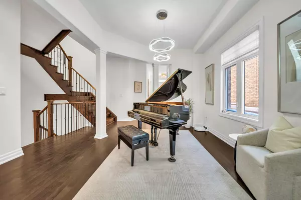 Aurora, ON L4G 3X2,11 Botelho CIR