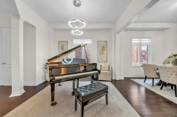 11 Botelho CIR, Aurora, ON L4G 3X2