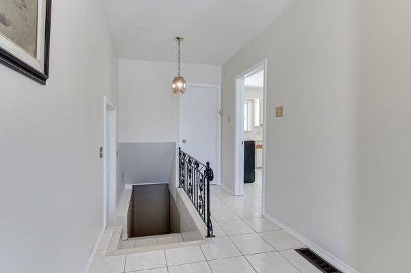 24187 Warden AVE, Georgina, ON L4P 3E9