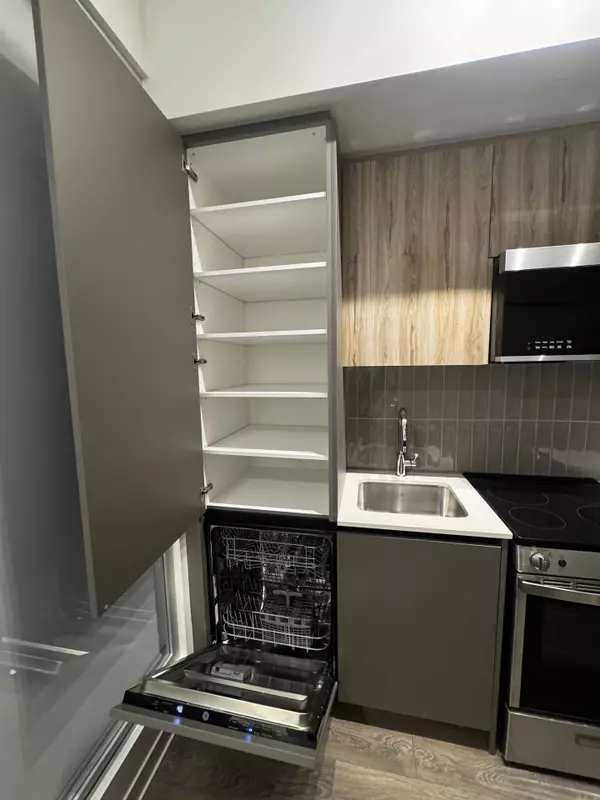 Brampton, ON L7A 5M5,20 All Nations DR #220