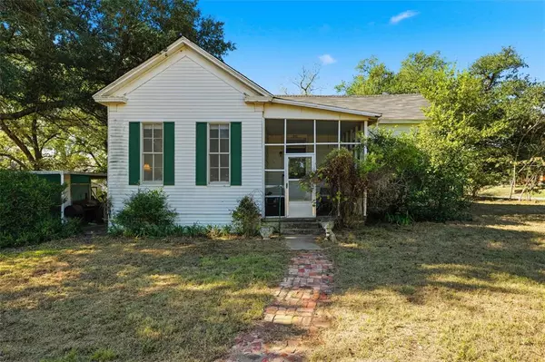 409 China,  Calvert,  TX 77837