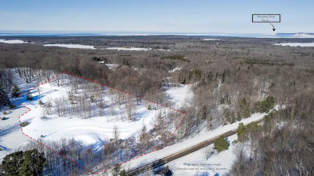 3100 Warren RD, Benzonia Twp, MI 49617