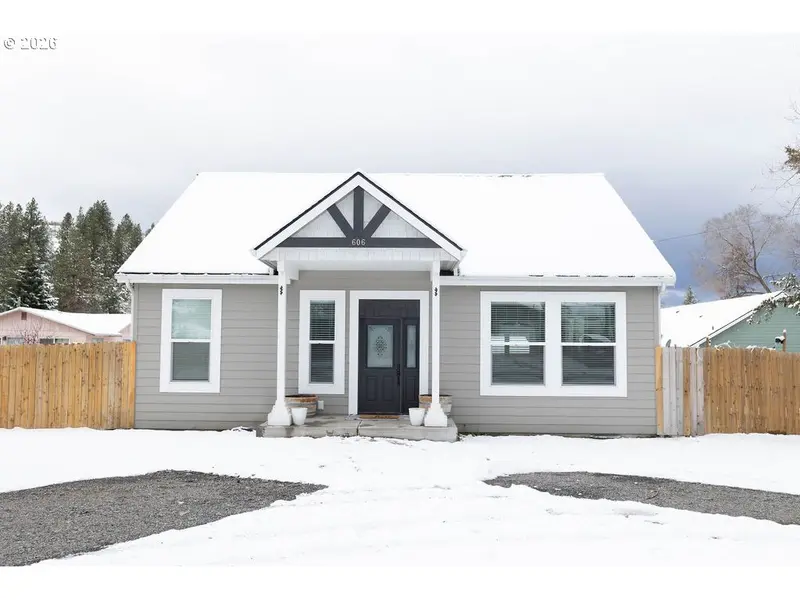 606 2ND ST, Cove, OR 97824