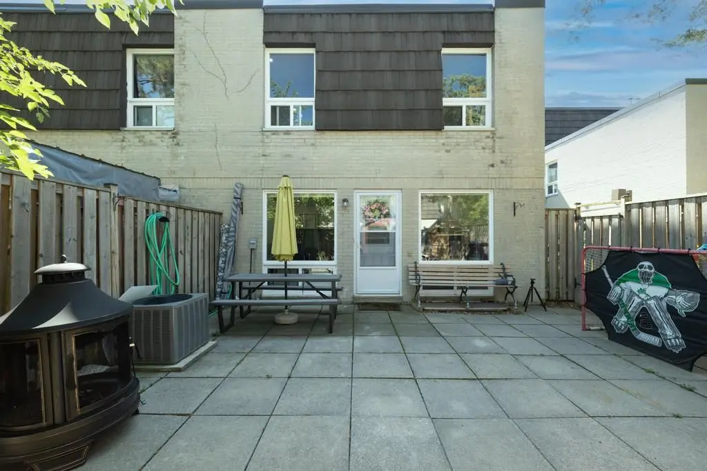 23 Four Winds DR #13, Toronto W05, ON M3J 1K7