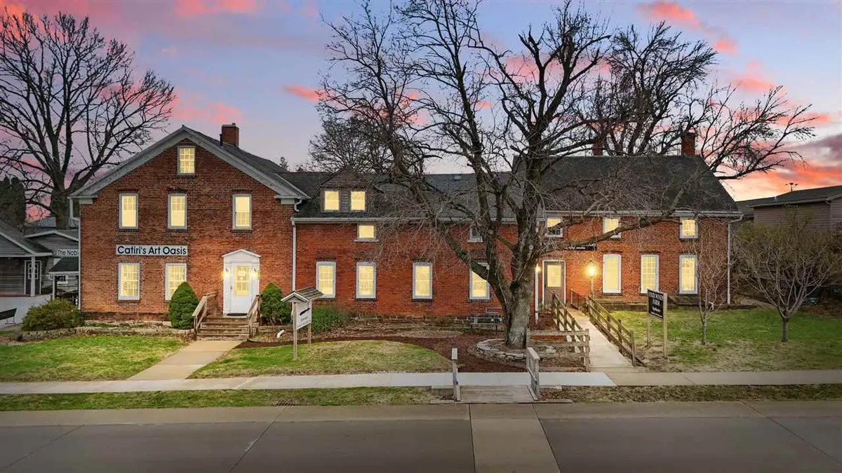 4506 220th Trl, Amana, IA 52203