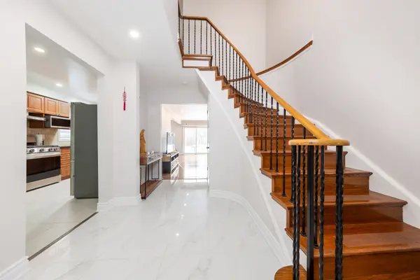 8 Royal Colwood CT, Vaughan, ON L4K 2J3