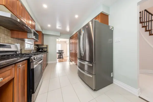 8 Royal Colwood CT, Vaughan, ON L4K 2J3