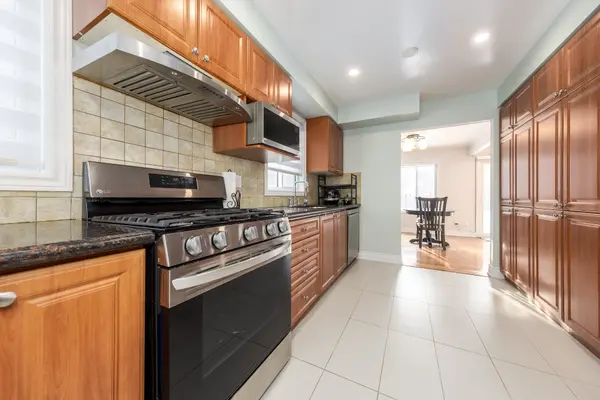 8 Royal Colwood CT, Vaughan, ON L4K 2J3