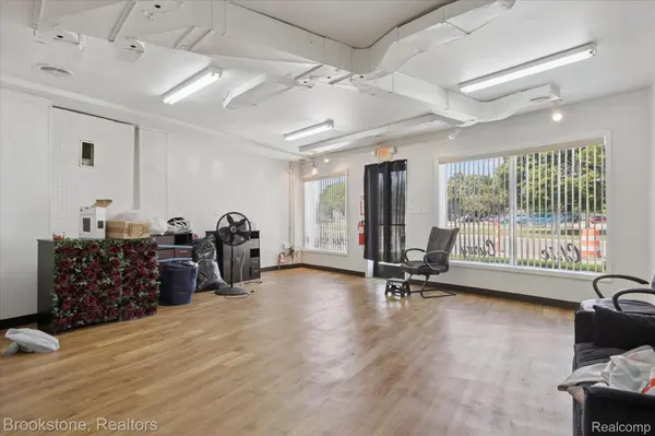 24450 Gratiot AVE, Eastpointe, MI 48021