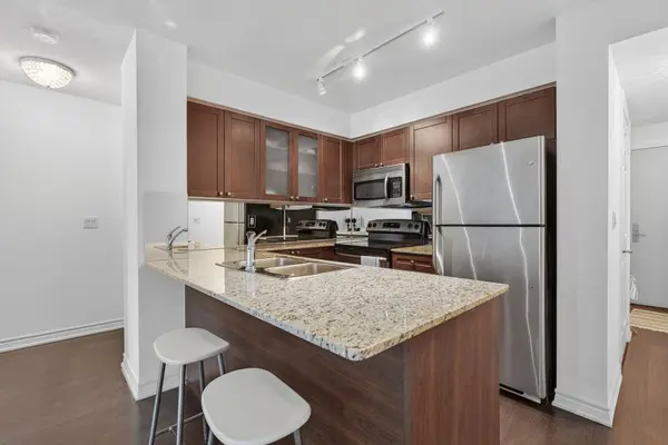 761 Bay ST #2414, Toronto C01, ON M5G 2R2