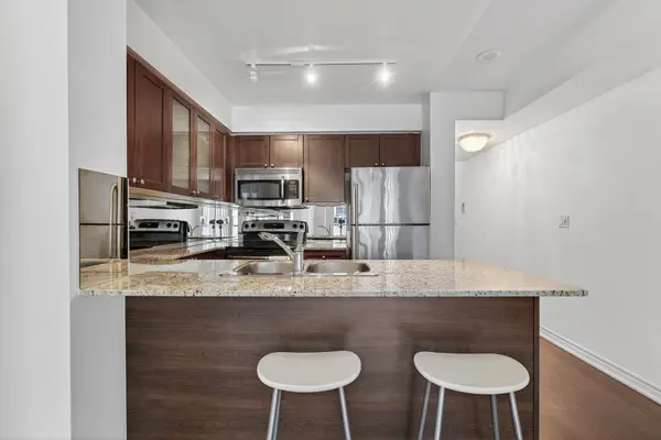 761 Bay ST #2414, Toronto C01, ON M5G 2R2