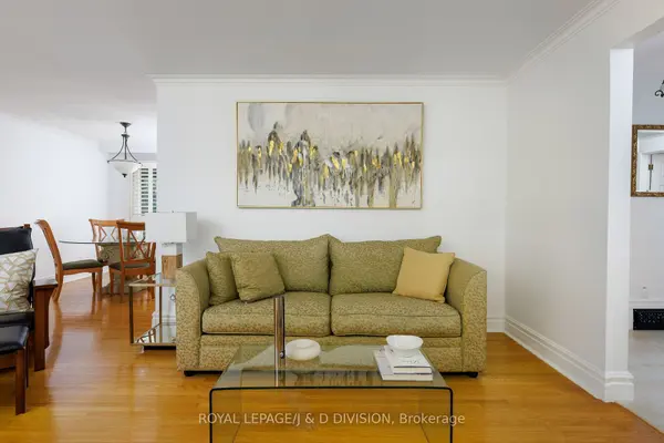 27 Paramount CT, Toronto W04, ON M6M 2L3