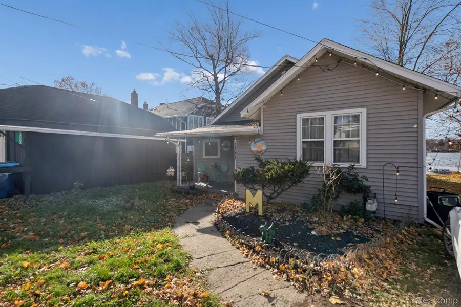 13056 Cussewago DR, Fenton, MI 48430