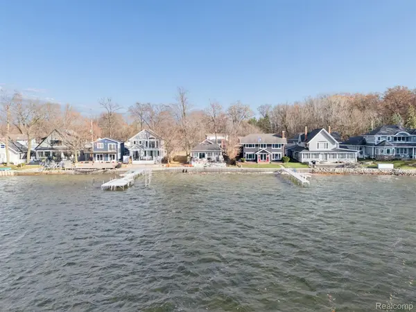 13056 Cussewago DR, Fenton, MI 48430