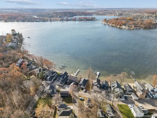 13056 Cussewago DR, Fenton, MI 48430