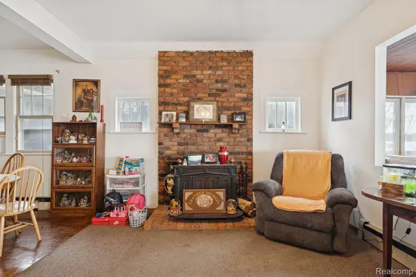 13056 Cussewago DR, Fenton, MI 48430