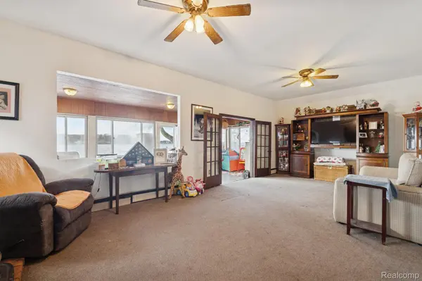 13056 Cussewago DR, Fenton, MI 48430