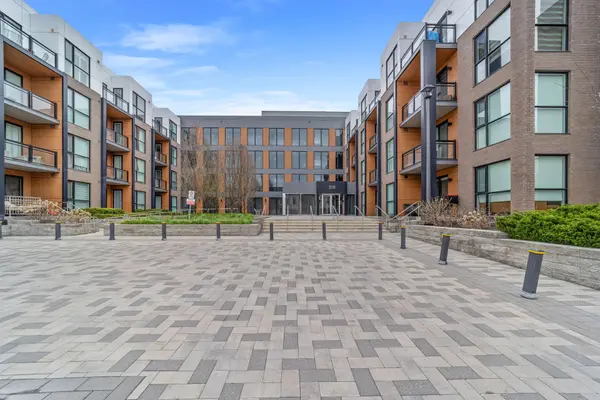 210 Sabina DR #305, Oakville, ON L6H 0W6