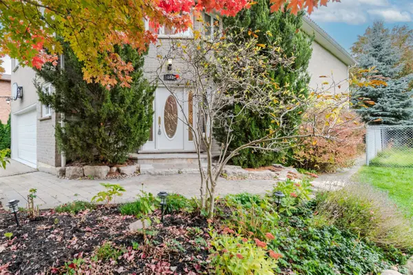 145 Old Surrey LN, Richmond Hill, ON L4C 6R9