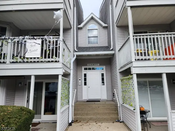 14 Amethyst Ln, Paterson City, NJ 07501