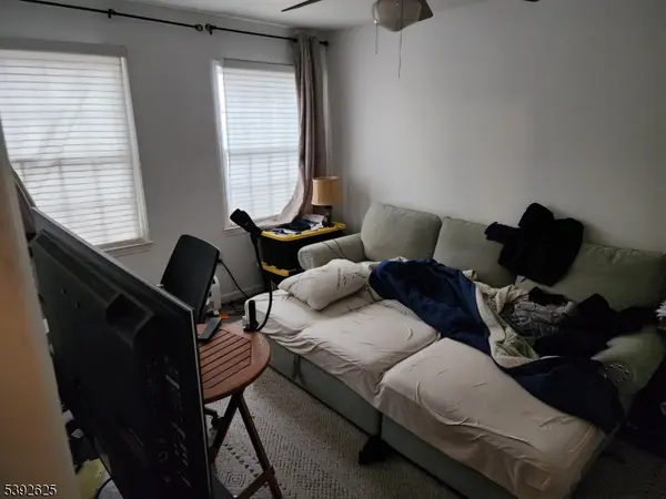 14 Amethyst Ln, Paterson City, NJ 07501