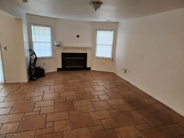 14 Amethyst Ln, Paterson City, NJ 07501