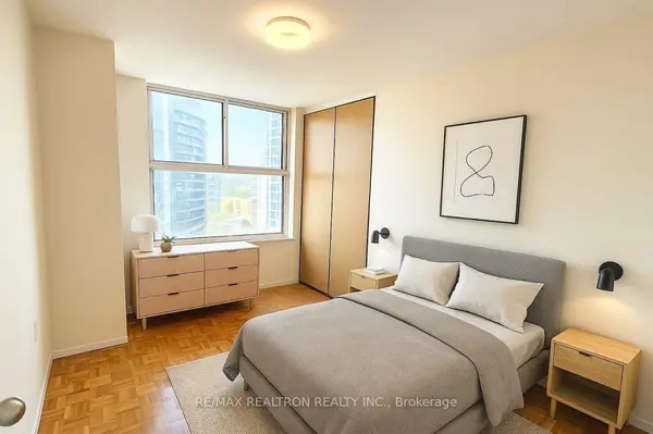 21 Vaughan RD #1208, Toronto C02, ON M6G 2N2