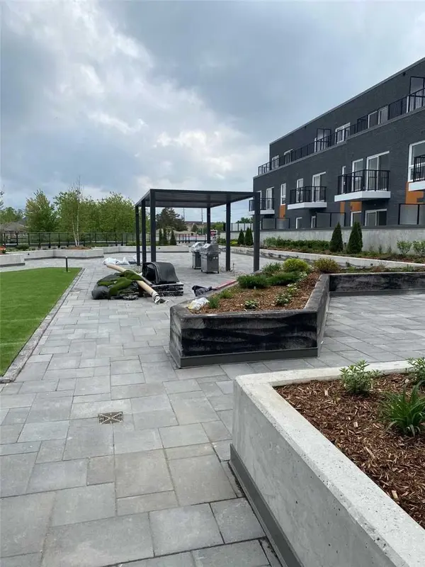 Barrie, ON L0M 1A0,430 Essa RD #312