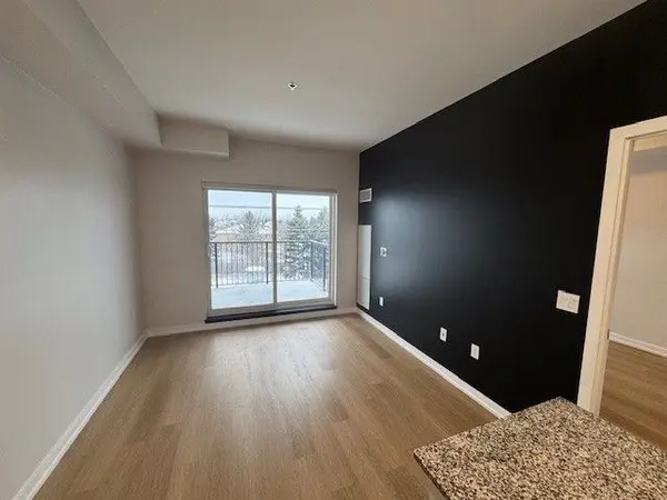 Barrie, ON L0M 1A0,430 Essa RD #312