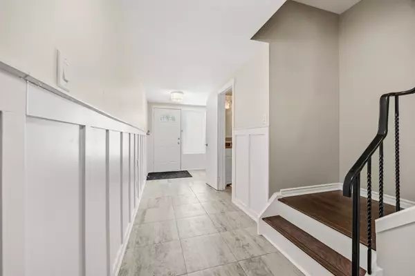 Aurora, ON L4G 3M4,5 Poplar CRES W