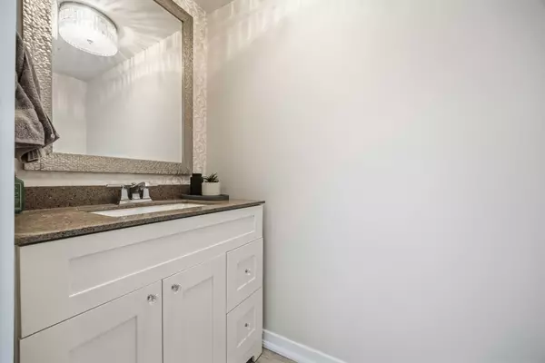 Aurora, ON L4G 3M4,5 Poplar CRES W