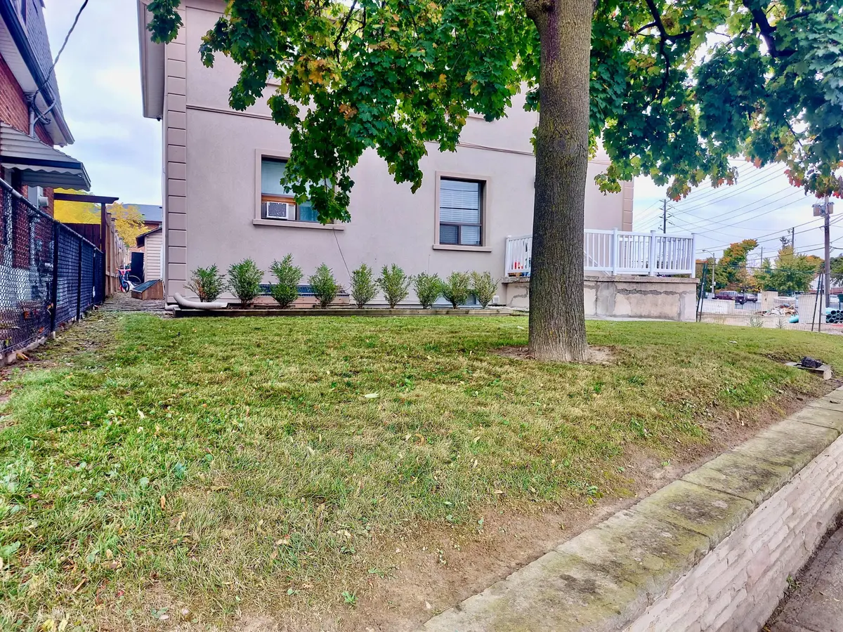 952 Scarlett RD #2, Toronto W09, ON M9P 2V6