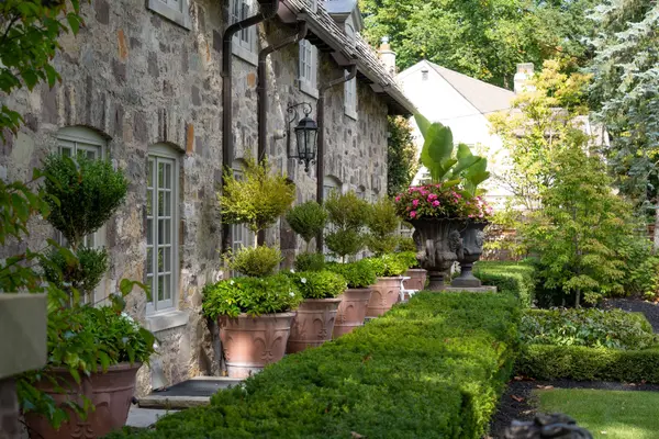 108 Sandringham DR, Toronto C07, ON M3H 1C9