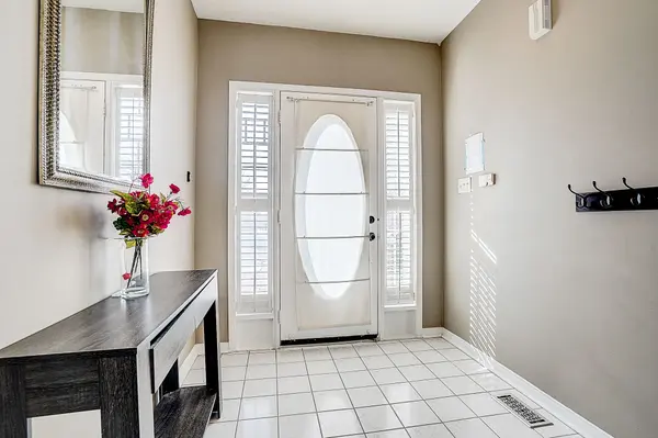 68 Woodroof CRES, Aurora, ON L4G 7H4