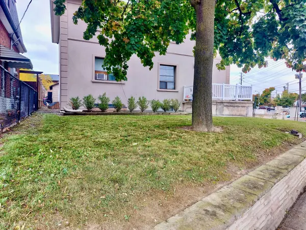 952 Scarlett RD #2, Toronto W09, ON M9P 2V6