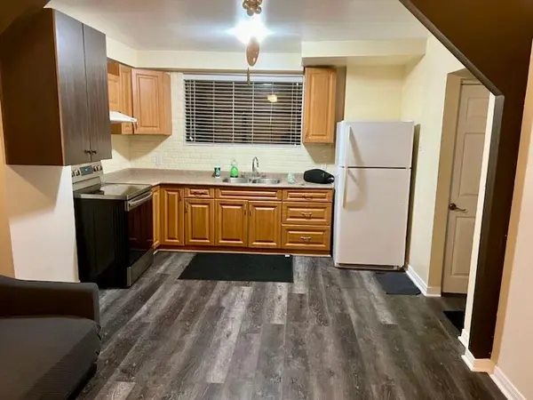 952 Scarlett RD #2, Toronto W09, ON M9P 2V6