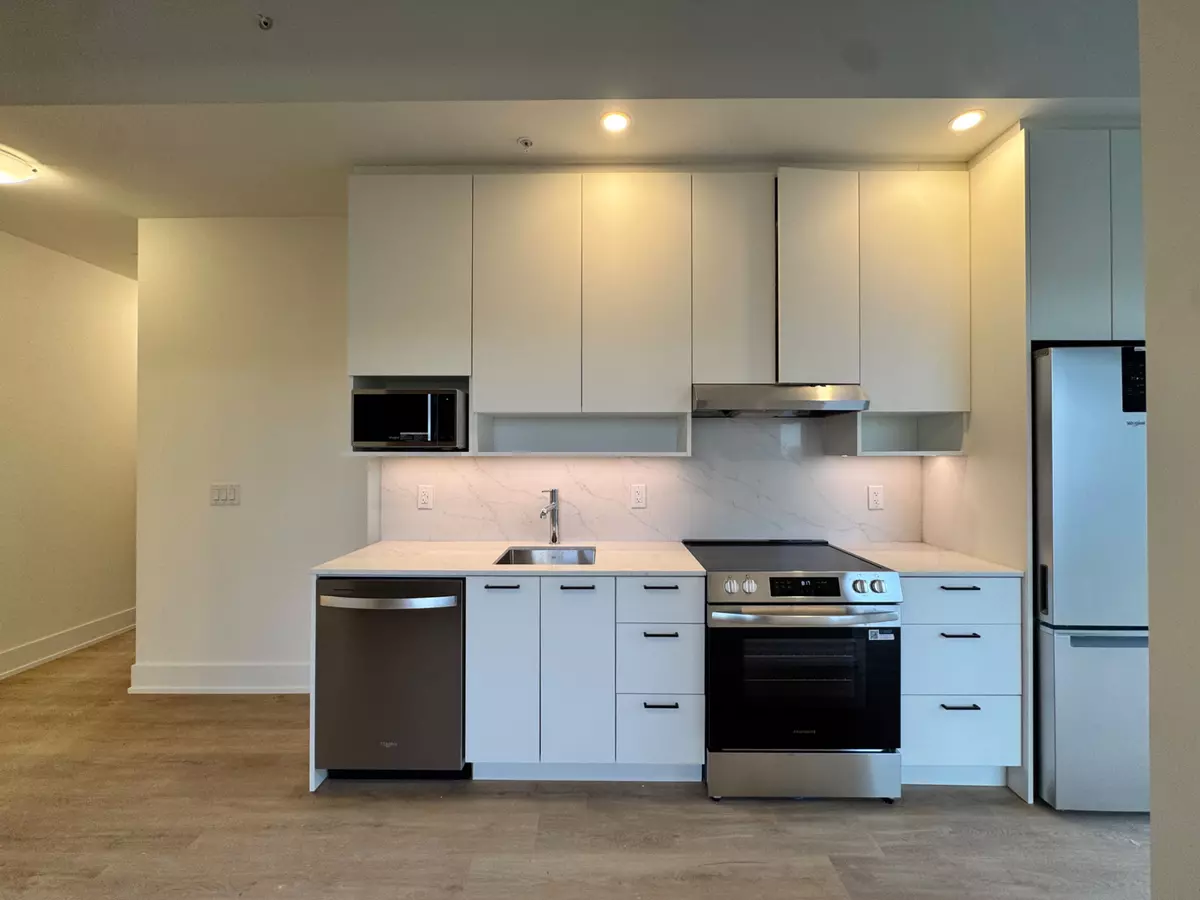 Hamilton, ON L8P 1A5,206 King ST W #407