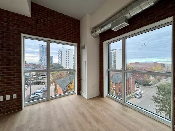 Hamilton, ON L8P 1A5,206 King ST W #407