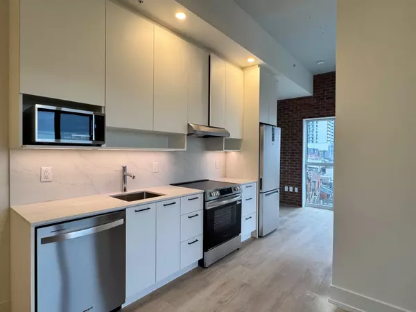 Hamilton, ON L8P 1A5,206 King ST W #407