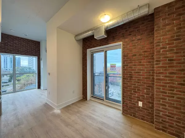 Hamilton, ON L8P 1A5,206 King ST W #407