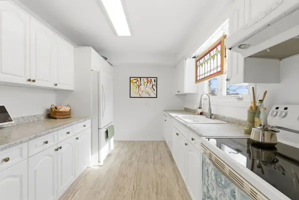 581 Arnhem DR, Oshawa, ON L1G 2J7