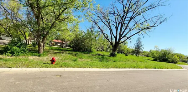 16 KENNEY CRESCENT, Weyburn, SK S4H 1L3